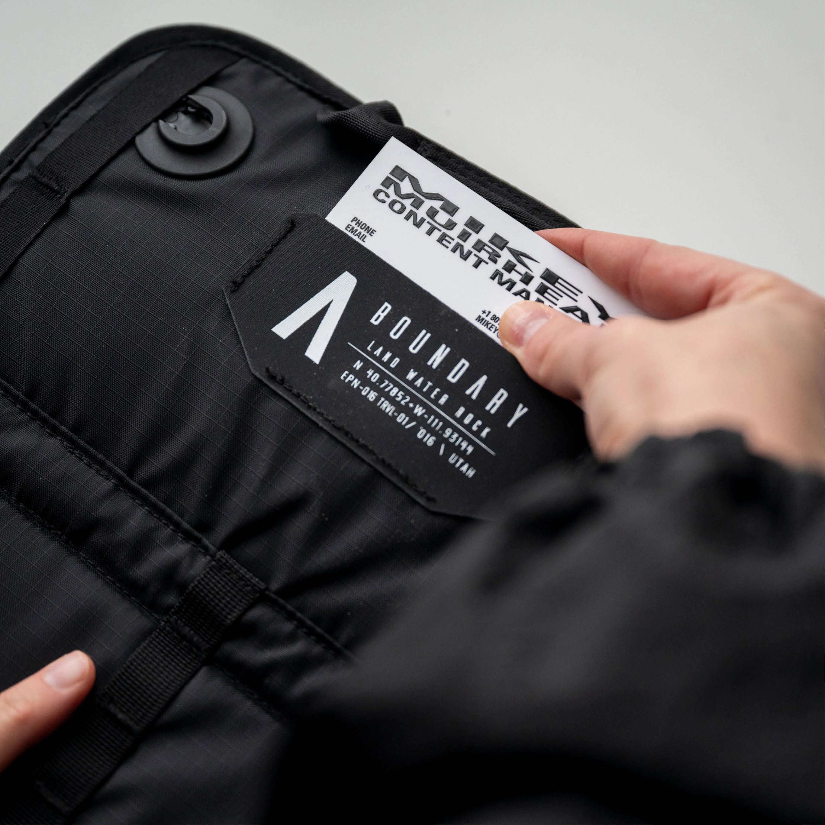 裏側には名刺入れを搭載